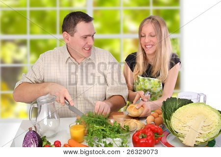 Uomo e ragazza di preparare il cibo in cucina.