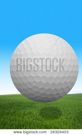 Una pelota de golf volando sobre hierba.