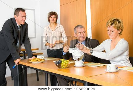Uma pequena pausa de café em formação ou reunião
