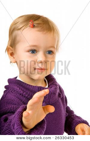 Portret cute dziewczynka dając pięć lub dotarcie do sth.