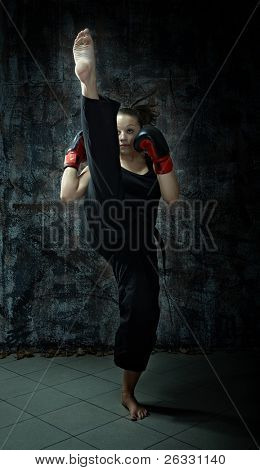 Kick Boxen Kampf Woman wearing Boxing gloves