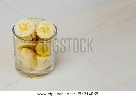 Glass Cup With Sliced ​​bananas (light Background)