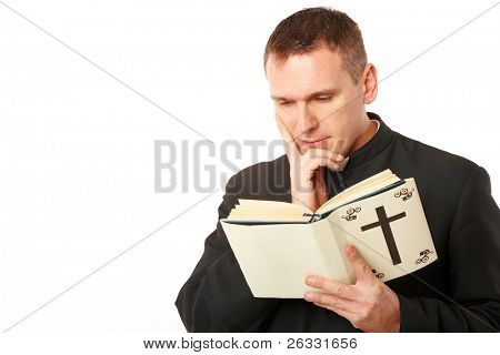 Fiatalember: a pap a Biblia a kezében