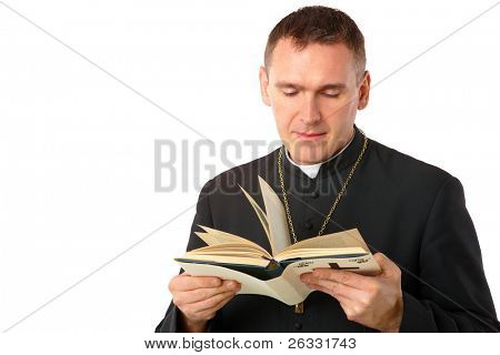 Fiatalember: a pap a Biblia a kezében