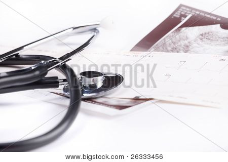 Stethoscope บน EKG แผนภูมิและรูปภาพประสบการณ์เขย่าเหนือพื้นหลังสีขาว