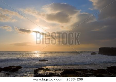 Côte rocheuse de l'océan sur le coucher de soleil