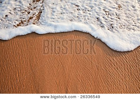 Bølge bølgende på sandet på stranden