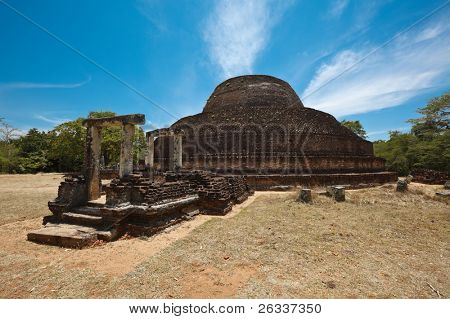 Ősi buddhista dagoba (stupe) Pabula Vihara. Ősi város Pollonaruwa, Srí Lanka