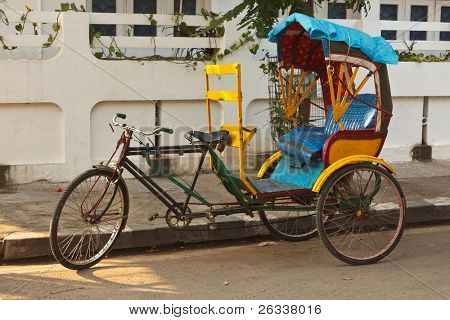 Prázdný cyklistické rikša v ulici. Pondicherry, Jižní Indie