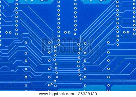 Tarjeta de circuitos electrónicos cerca para arriba (teñido de azul)