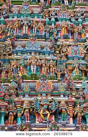Skulpturer på hinduistisk tempel gopura (tårn). Menakshi tempel, Madurai, Tamil Nadu, Indien
