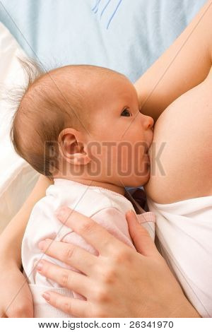 Amning. Ung mor og 1,5 måned baby