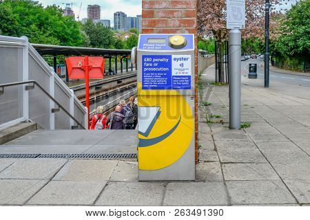 Mudcute Station, Isle Of Dogs, London, Uk - August 18, 2018:  Oyster Card Touch In Macine At The Top