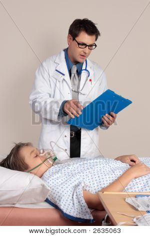 Læge med patienten