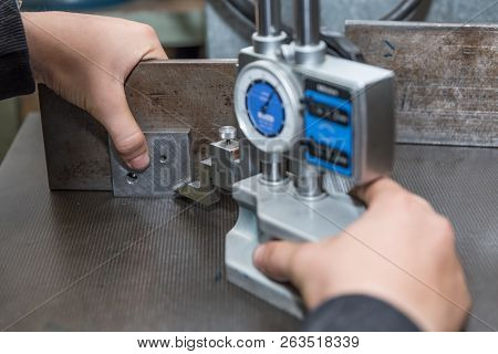 Metalworking In The Metal Industry With A Height Gauge - Craftsman