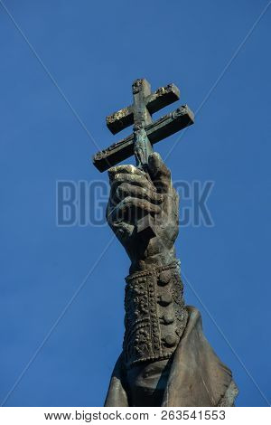 Moscow, Russia - 16 October, 2018: Monument To Patriarch Hermogenes Of Moscow In The Alexander Garde