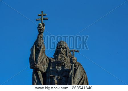 Moscow, Russia - 16 October, 2018: Monument To Patriarch Hermogenes Of Moscow In The Alexander Garde