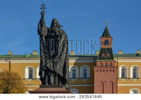 Moscow, Russia - 16 October, 2018: Monument To Patriarch Hermogenes Of Moscow In The Alexander Garde