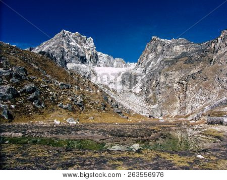 Everest Nepal September 30, 2018 View Of The Nature And Wildlife On The Way To Everest Base Camp, Tr