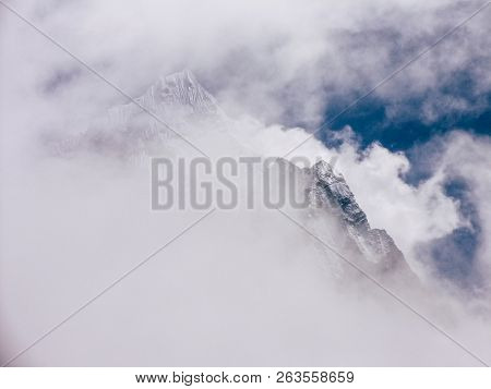 Everest Nepal September 30, 2018 View Of The Nature And Wildlife On The Way To Everest Base Camp, Tr