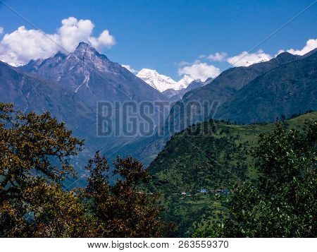 Everest Nepal September 30, 2018 View Of The Nature And Wildlife On The Way To Everest Base Camp, Tr