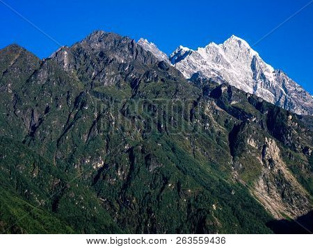 Everest Nepal September 30, 2018 View Of The Nature And Wildlife On The Way To Everest Base Camp, Tr