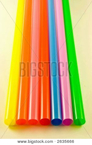หลอดดูดดื่มมีสีสันสวยงาม