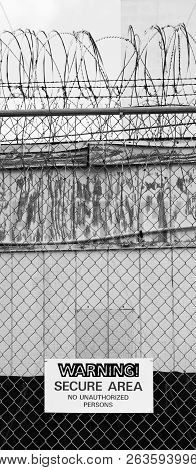 Vertical Composition Confined Area No Entry Barbed Wire Fence With Razor Wire