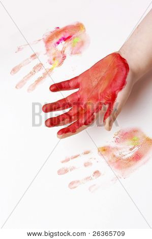 kırmızı boyalı el ve baskılar renkli boya ile oynayan çocuk,