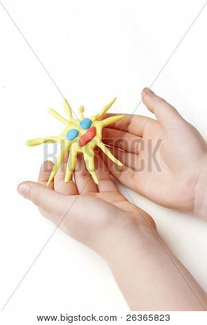 Kindes Hände halten Sonne gemacht Modellierung Ton, happy sun