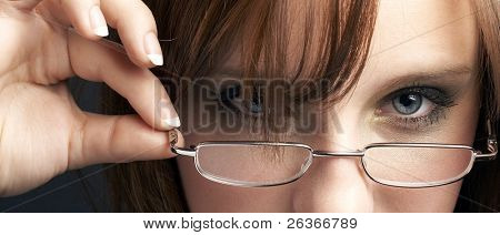 一个性感的女孩，戴着眼镜的肖像