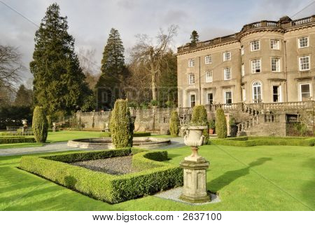 Große englische Landhaus mit Garten