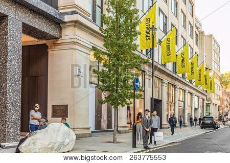 London October 2018. A View Of The Newly Constructed Frontage And Entrance To Selfridges On Duke Str