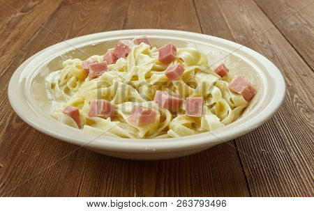 Fettuccine Alfredo