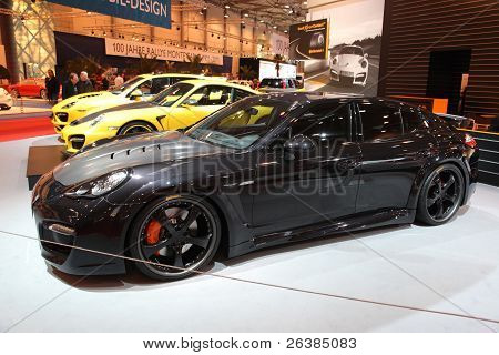 Essen, Alemania - 29 de Nov: Porsche Panamera personalizado que se muestra en el salón del automóvil de Essen en Essen, Alemania, en
