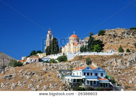 Řecko. Dodecanesse. Ostrov Symi (Simi). Barevné domy na skalách.