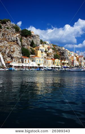Řecko. Dodecanesse. Ostrov Symi (Simi). Barevné domy na skalách.