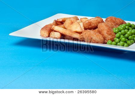 Scampi, patatine fritte e piselli