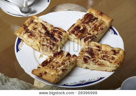Torta di mele su un piatto