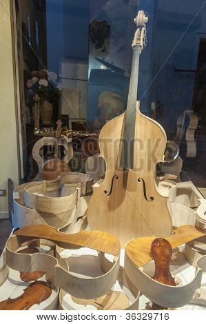 Lutist v Cremoně