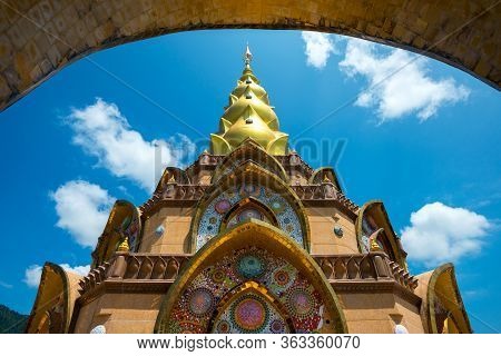 Amazing Place Of Worship Of Buddhists The Temple Is A Buddhist Wat Pra That Pha Son Keaw Buddism Tem