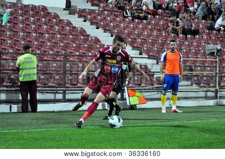 Pootball oyuncu top sürme