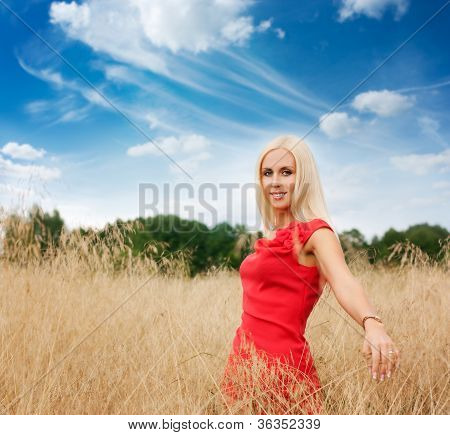Blondi nainen poseeraa alalla
