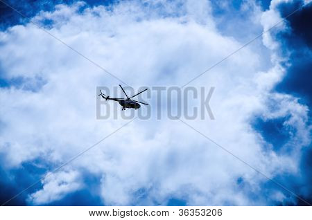 Hélicoptère dans le ciel
