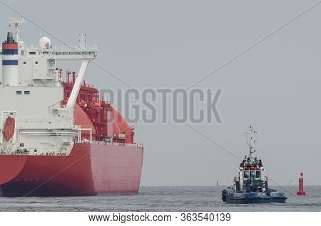 Lng Tanker - The Beautiful Red Ship Flows In Tug Insurance