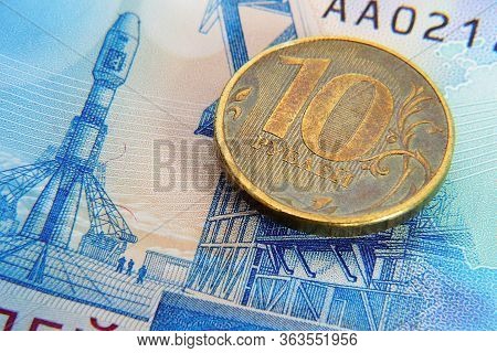 A Russian Coin Of 10 Rubles Is On A Banknote Of 2000 Rubles. The Banknote Depicts The Vostochny Spac