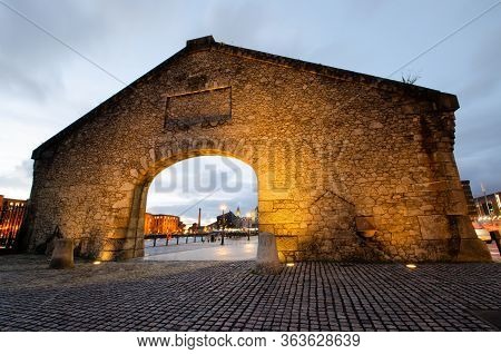 Liverpool, Uk : Mar 16, 2019: The Granite Gable And Arch Which Serves As An Entrance To Salthouse Do