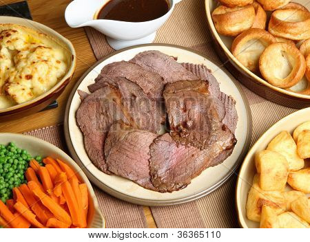 Sunday roast cena di carne in cucina