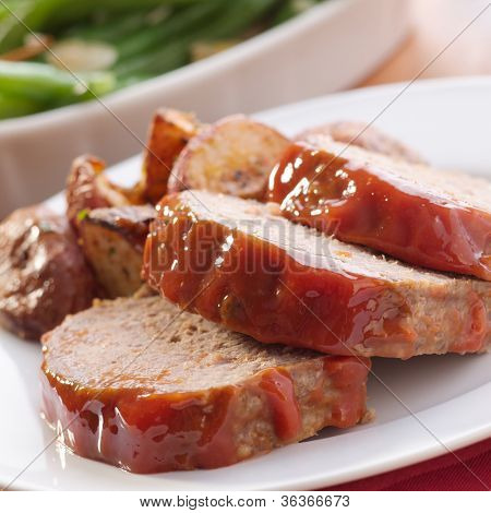 Meat loaf zbliżenie zioło pieczone ziemniaki