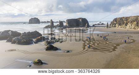 Bandon By The Sea, Oregon / Usa - March 07 2020: The Team Of Circles In The Sand Drawing A Walkable 